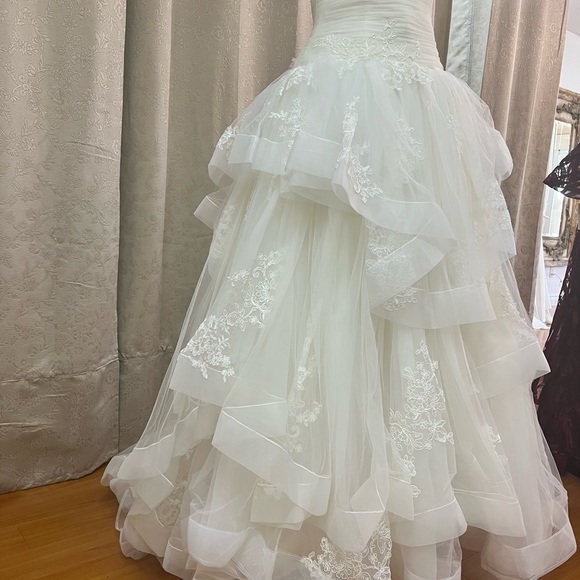 Vera Wang bridal dress. Never used. Beautiful. Alter 2 sizes down and 1 size up - Picture 2 of 7